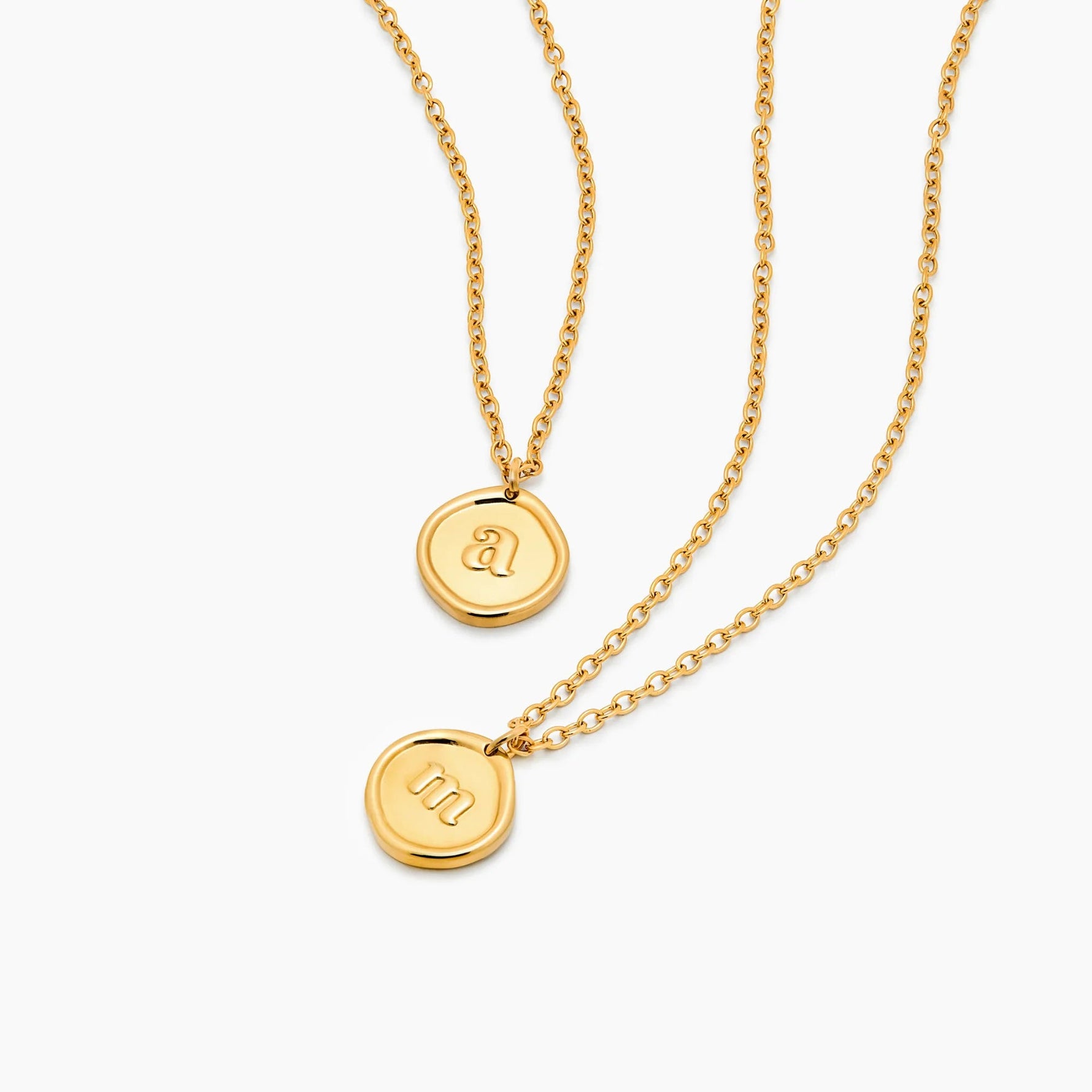 Collier médaille ronde gravée d'une initiale — plaqué or 18 carats sur acier