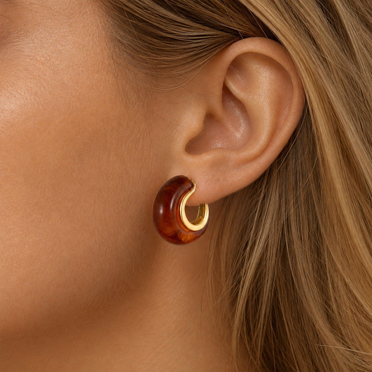 Puces d'oreilles en C, résine et acier doré