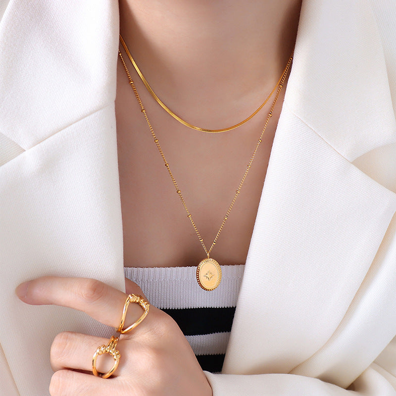 Collier double rang doré à médaillon ovale gravé d’une étoile