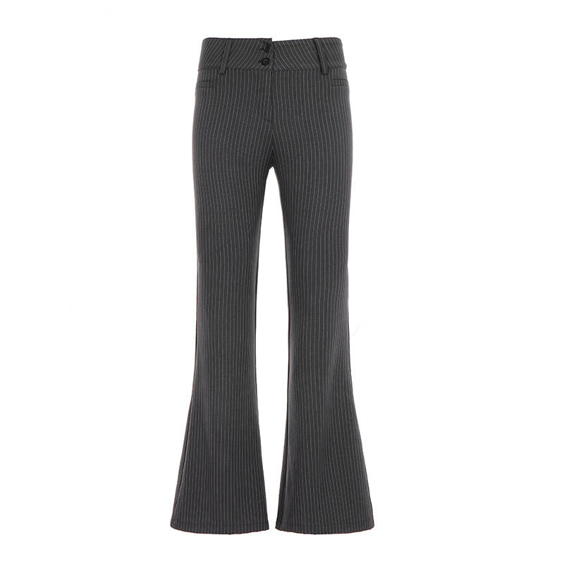 Pantalon tailleur rayé, taille basse et jambe évasée