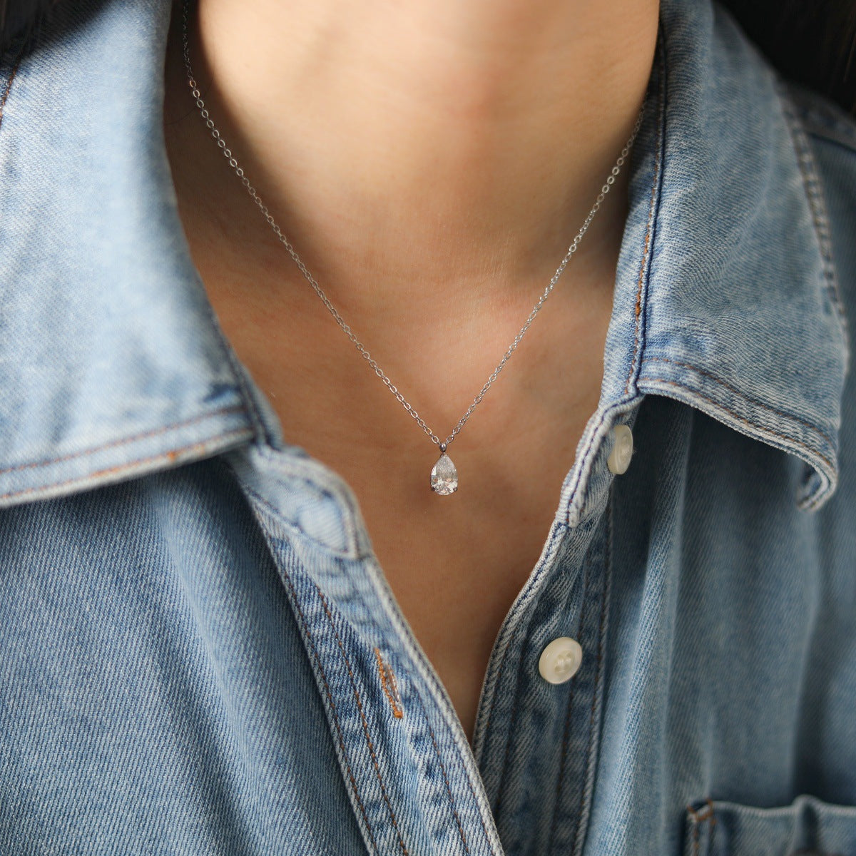 Collier pendentif goutte en zircon — doré ou argenté, acier  — coloris