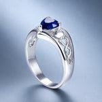 Bague mains en cœur en acier titane — geste stylisé