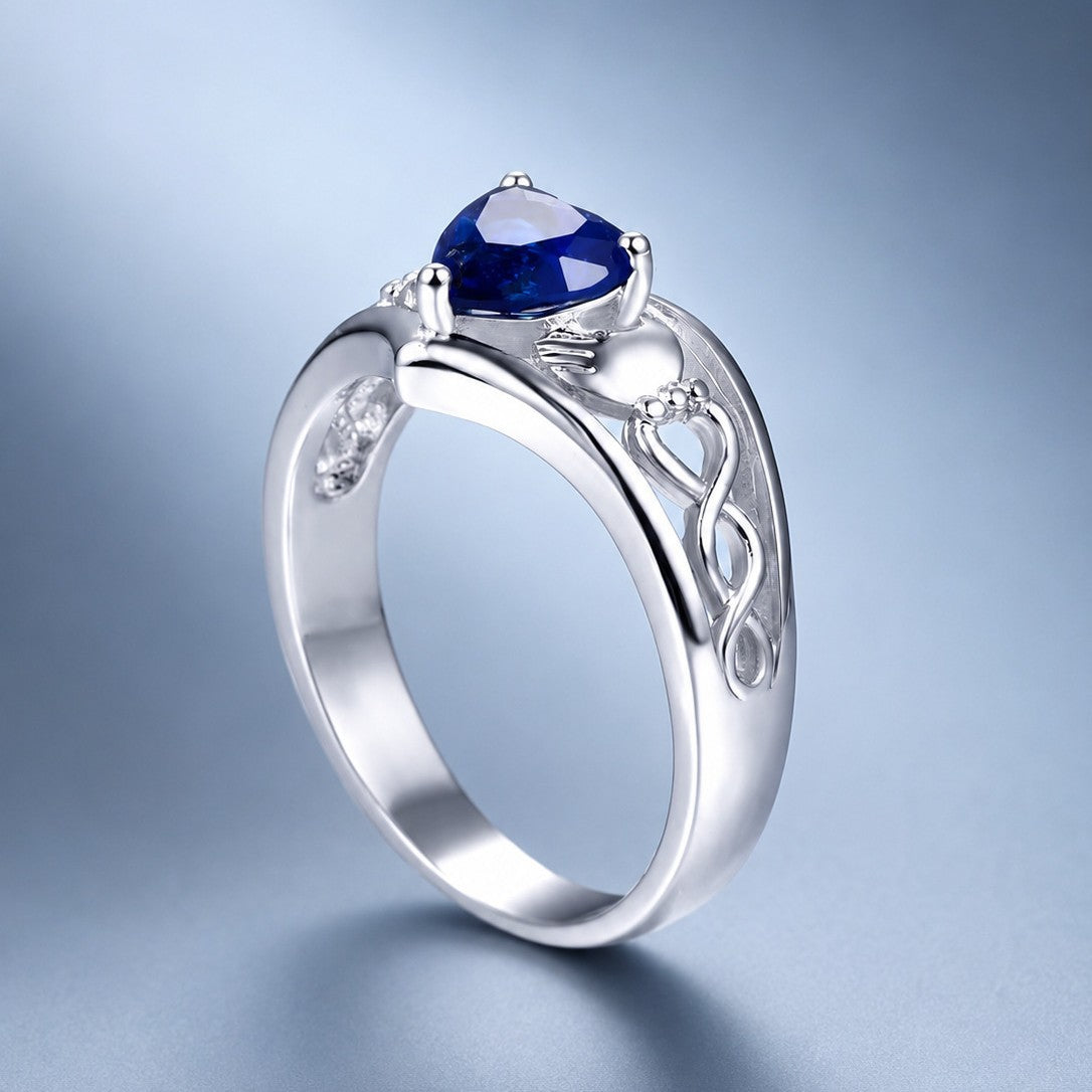 Bague mains en cœur en acier titane — geste stylisé
