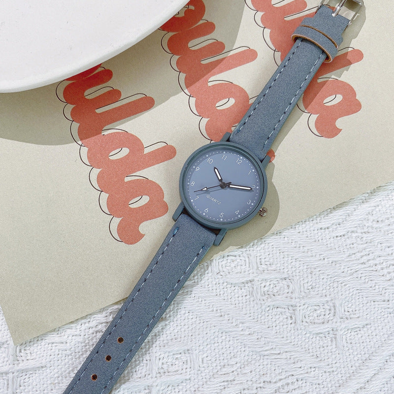 Montre femme rétro à bracelet cuir et cadran teinté — coloris