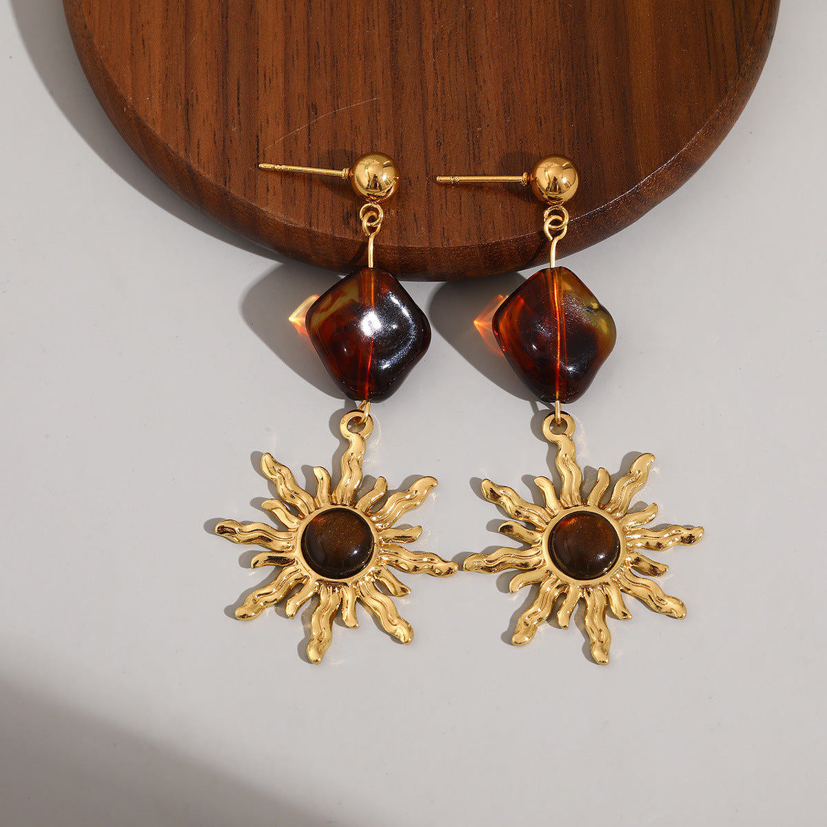 Boucles pendantes soleil martelé — perle nacrée ou ambre
