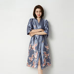 Kimono long en satin à motif de grues — manches trois-quarts