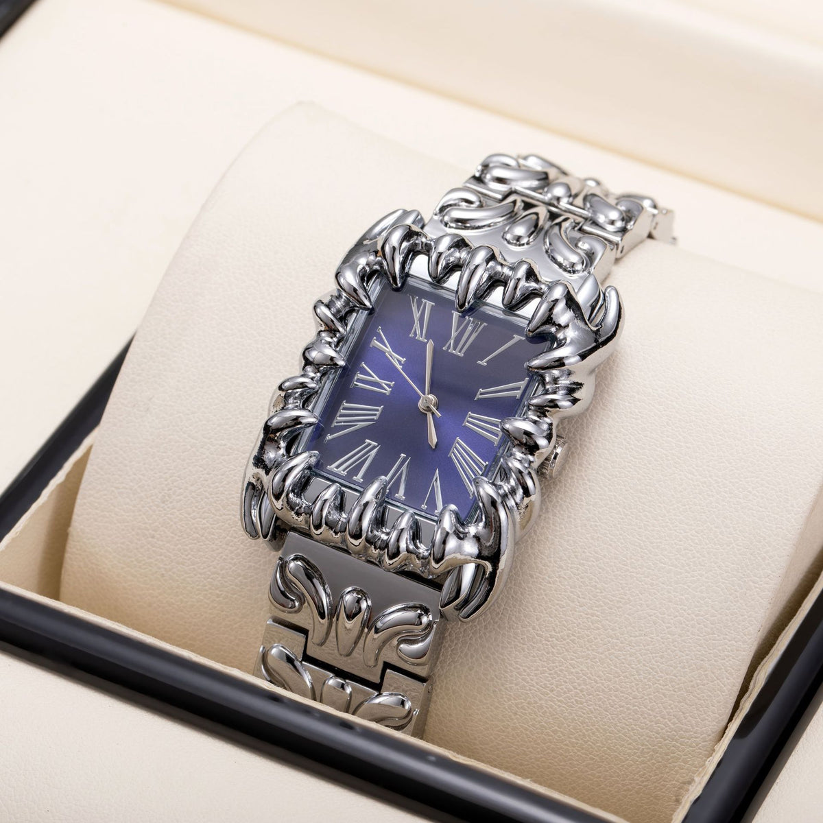Montre rectangulaire à boîtier et bracelet ciselés