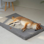 Tapis de couchage pour chien en peluche — motif écailles, du S au L