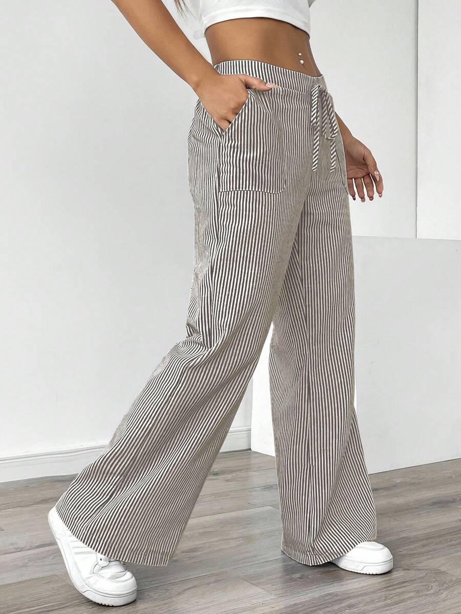 Pantalon large à fines rayures, taille élastiquée à cordon
