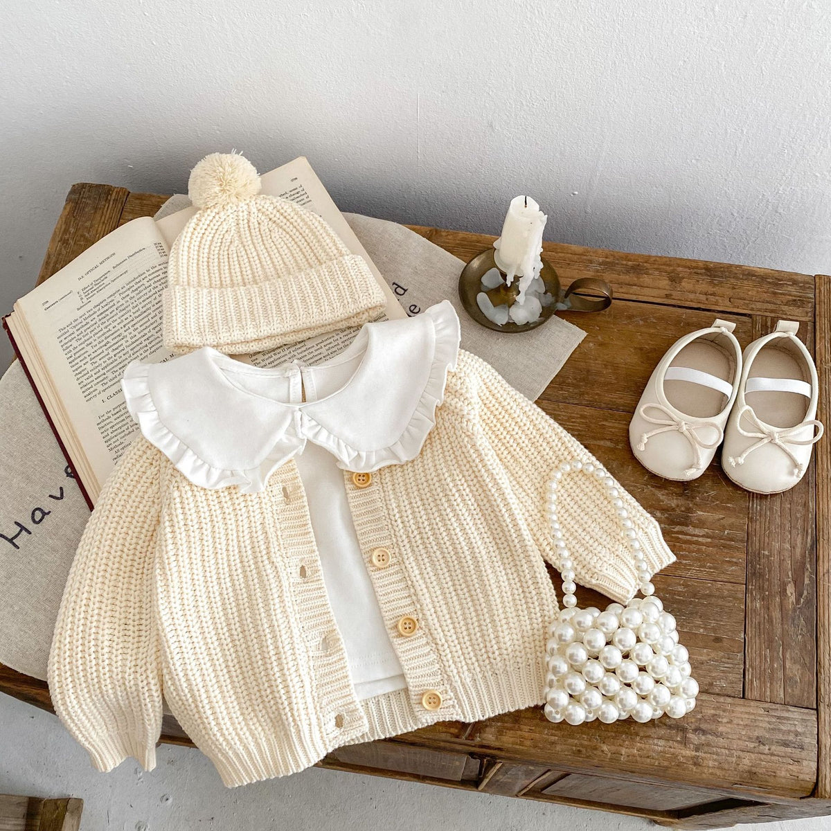 Gilet bébé en grosse maille crème — boutons en bois