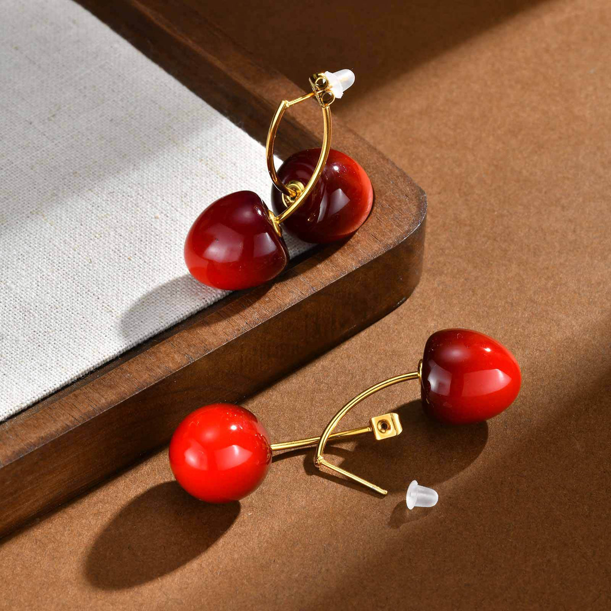 Puces d’oreilles cerise rouge en acier inoxydable