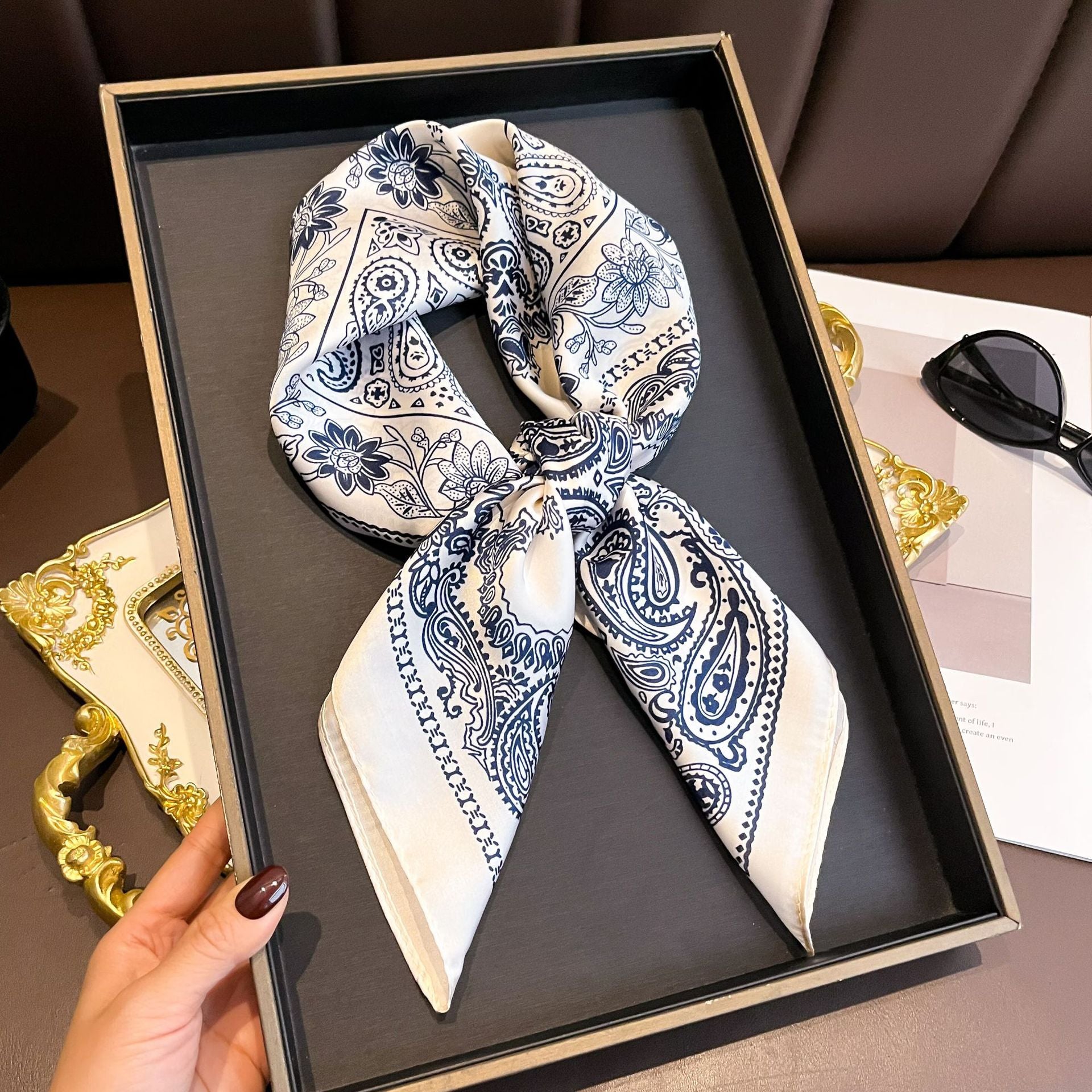 Petit carré de soie synthétique motif cerisier — foulard 28 g