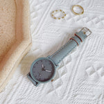 Montre femme rétro à bracelet cuir et cadran teinté — coloris