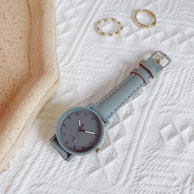 Montre femme rétro à bracelet cuir et cadran teinté — coloris