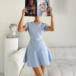Robe courte rayée à taille marquée