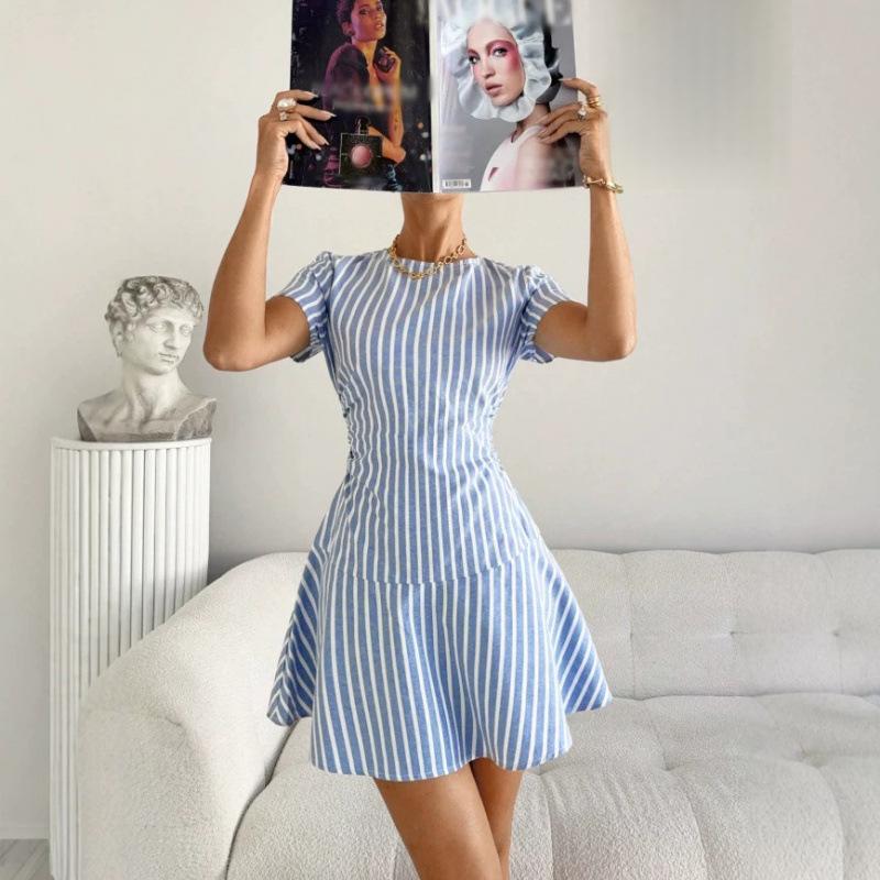 Robe courte rayée à taille marquée