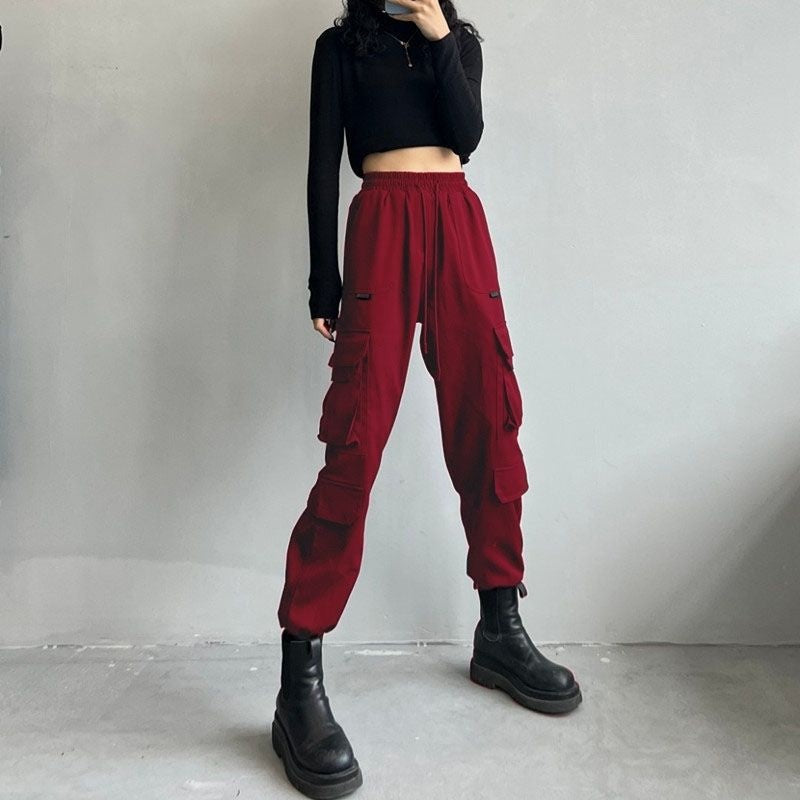 Pantalon cargo à chevilles élastiquées et poches à rabat