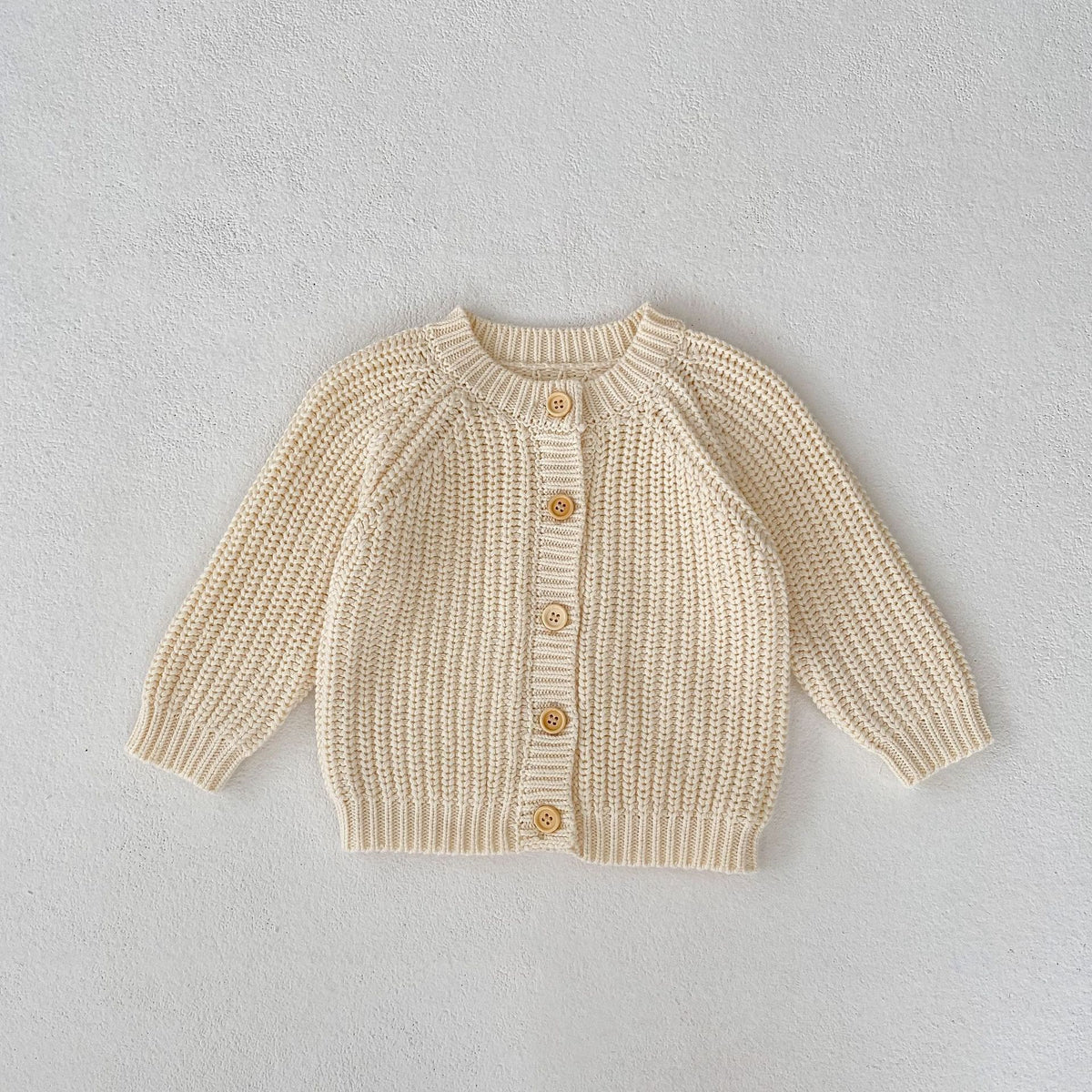 Gilet bébé en grosse maille crème — boutons en bois