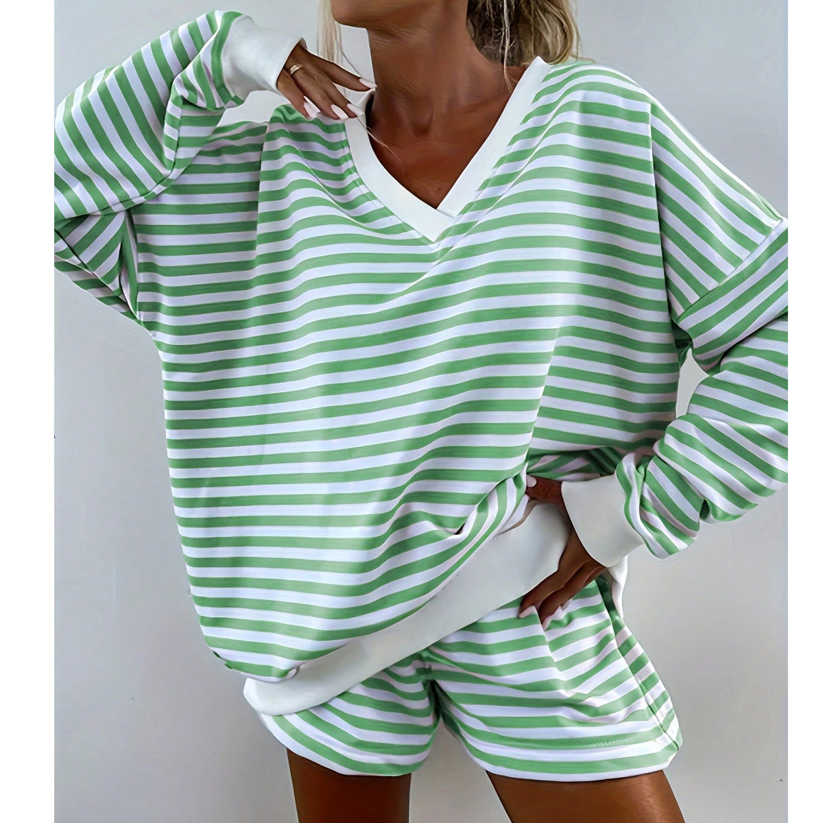 Ensemble d’intérieur rayé — sweat ample col V et short — coloris