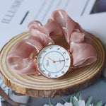 Montre femme à chiffres apparents et bracelet en voile