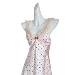 Nuisette en satin rose à petits cœurs — bretelles en dentelle