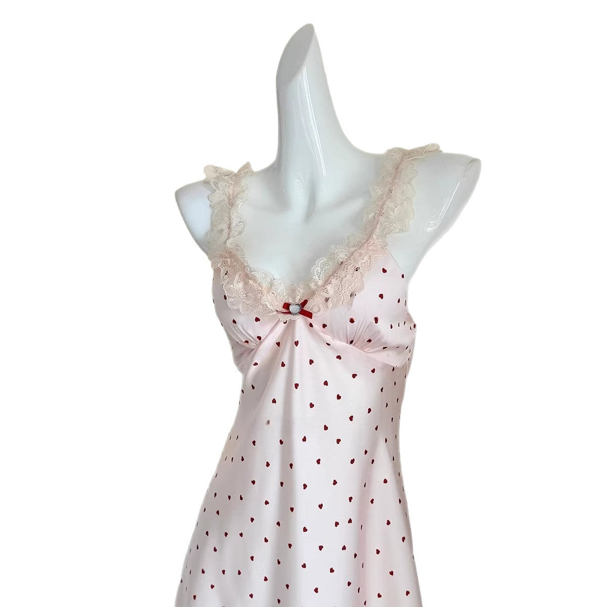 Nuisette en satin rose à petits cœurs — bretelles en dentelle