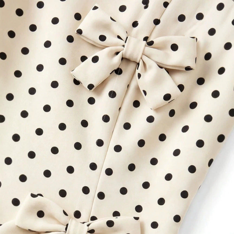 Robe courte à pois et nœuds, coupe trapèze