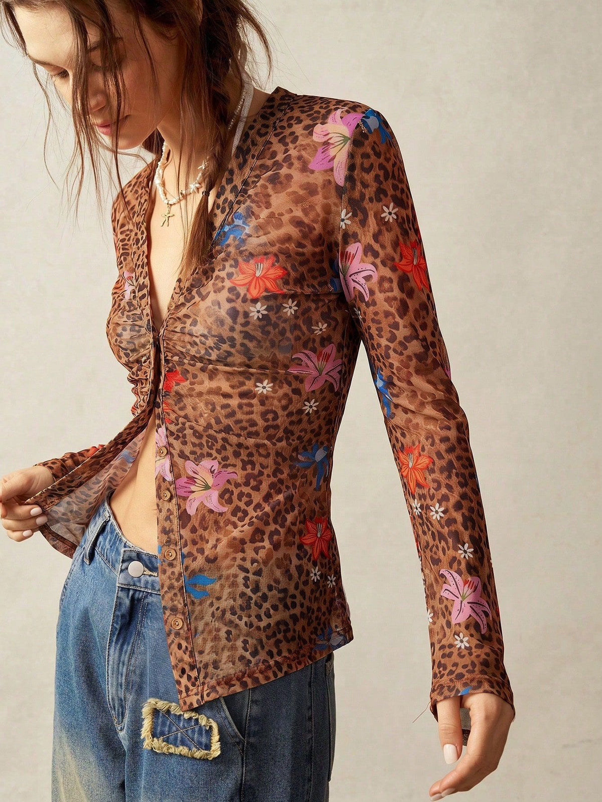 Chemise en tulle imprimé léopard et fleurs, manches évasées