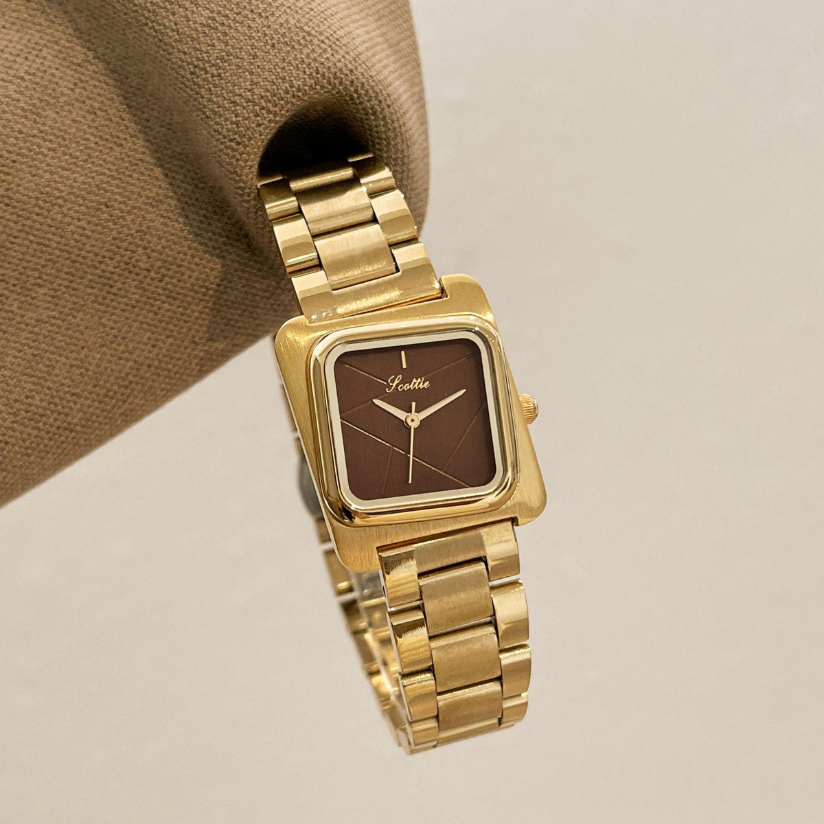 Montre femme carrée à cadran texturé — coloris
