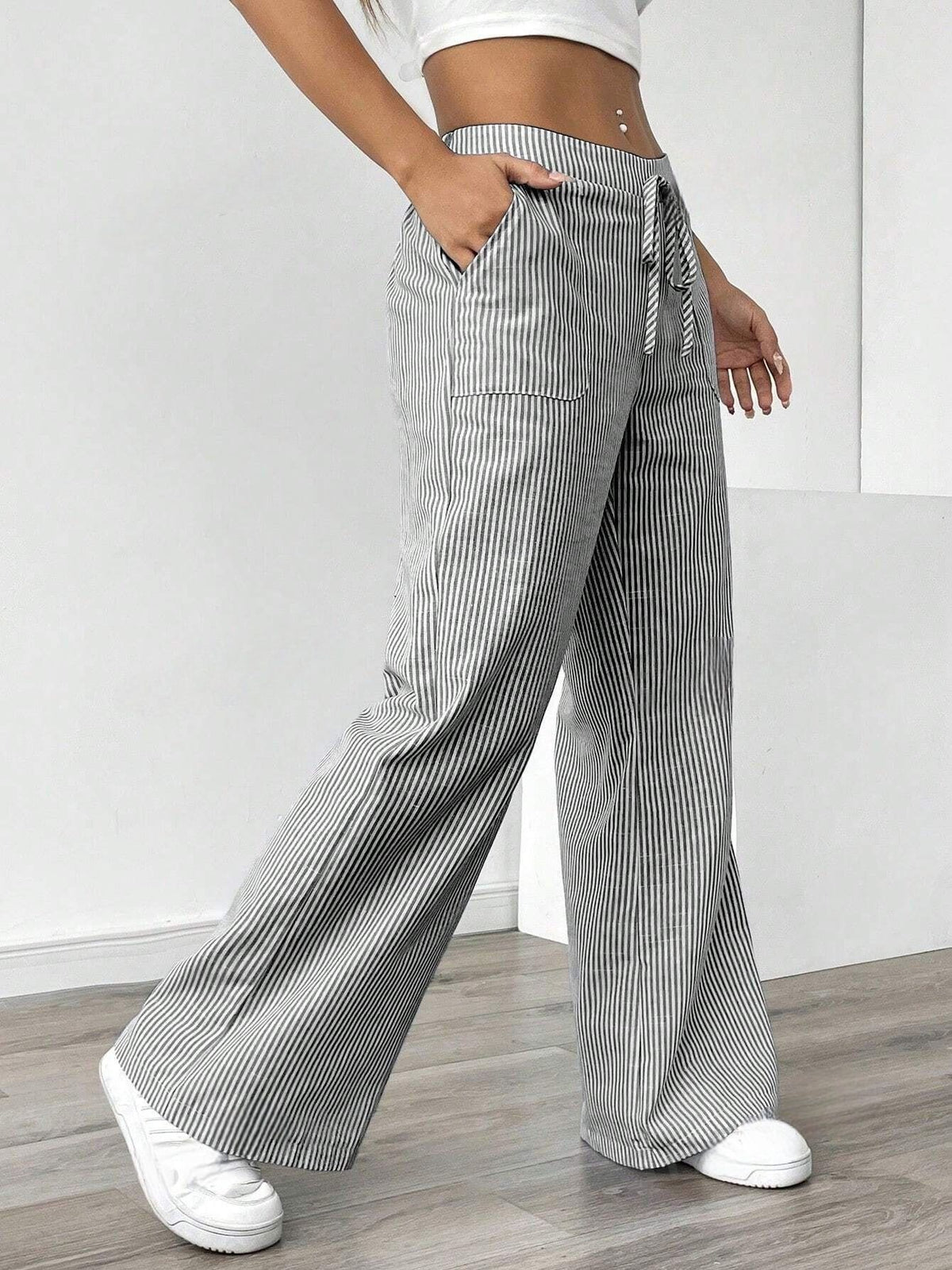 Pantalon large à fines rayures, taille élastiquée à cordon — coloris
