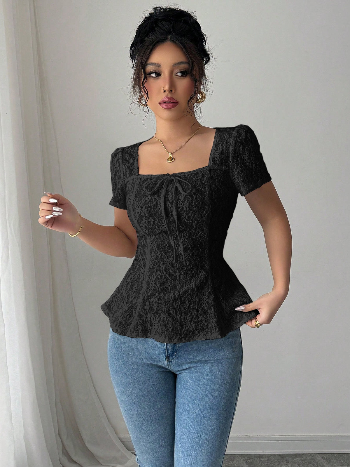 Blouse péplum à col carré et manches bouffantes — tissu texturé