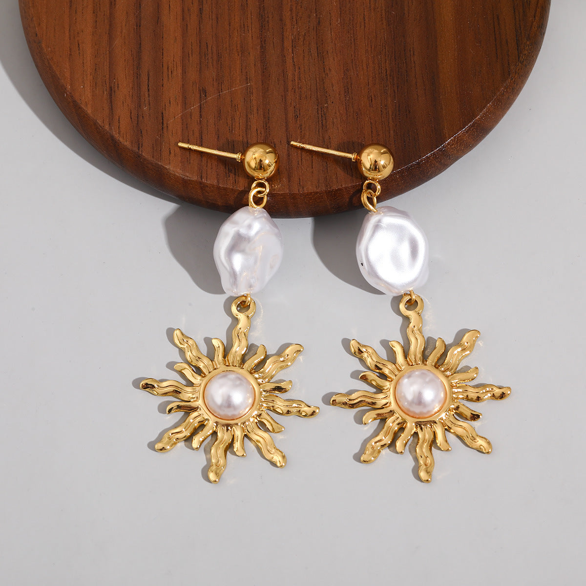 Boucles pendantes soleil martelé — perle nacrée ou ambre