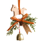 Suspension de Noël en bois — clochette, nœud et branche de pin