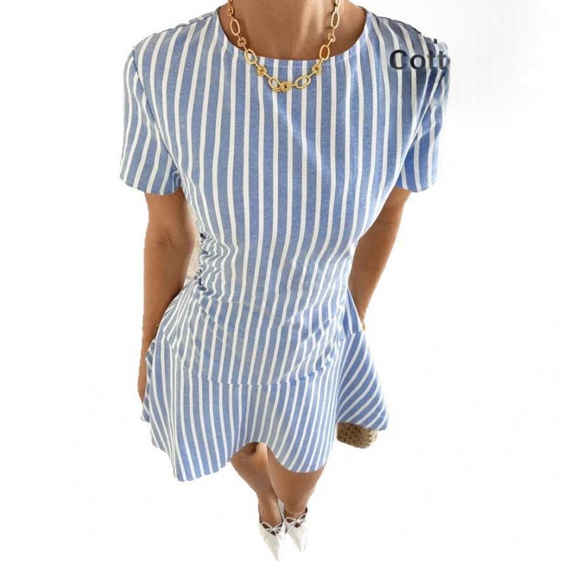 Robe courte rayée à taille marquée