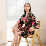 Kimono court en satin à fleurs de pivoine — ceinture à nouer