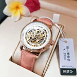 Montre femme mécanique à cadran squelette et bracelet cuir — coloris
