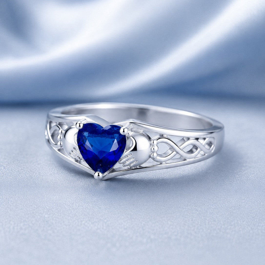 Bague mains en cœur en acier titane — geste stylisé