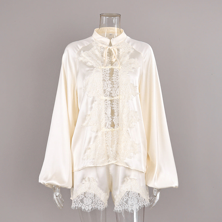 Pyjama satiné écru à dentelle appliquée, haut noué et short