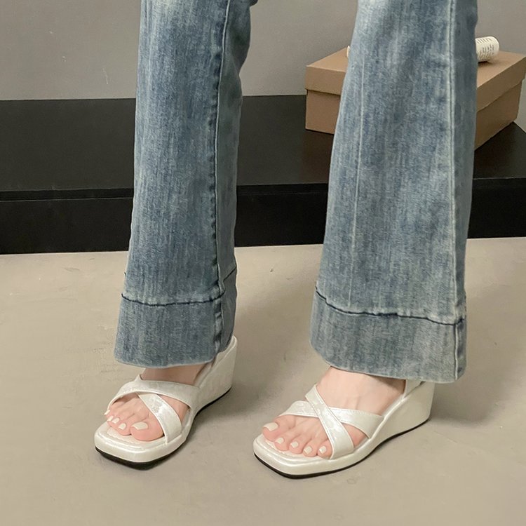 Sandales compensées à bout carré, dessus effet satin