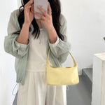 Sac baguette en nylon — poche zippée intérieure et porte-carte
