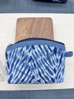 Porte-monnaie en toile teinte indigo — motif noué à la main — coloris