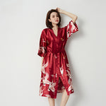 Kimono long en satin à motif de grues — manches trois-quarts