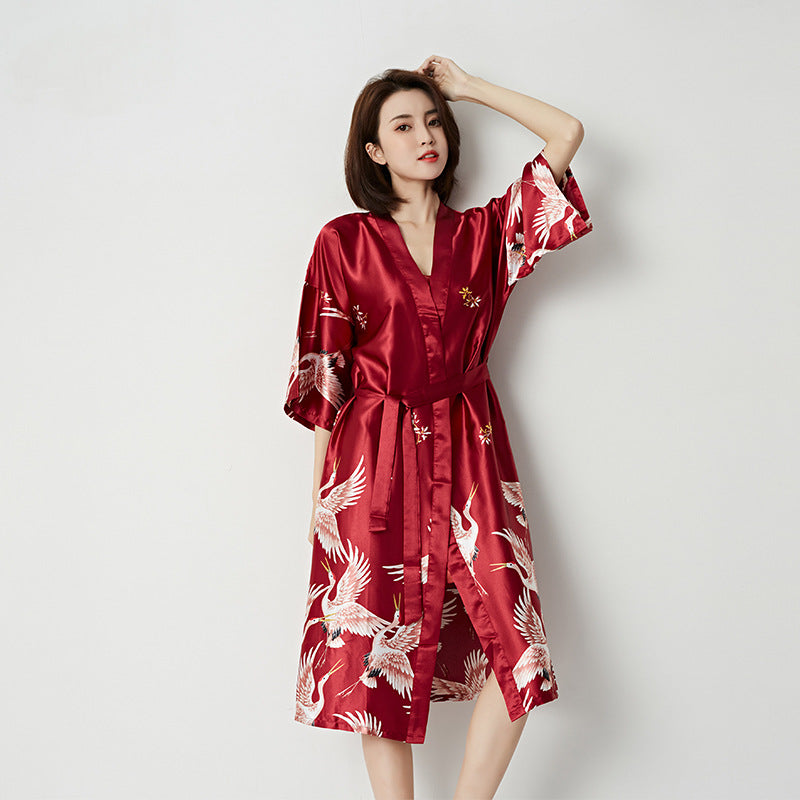 Kimono long en satin à motif de grues — manches trois-quarts
