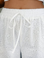 Pantalon large en broderie anglaise — blanc, ourlet festonné