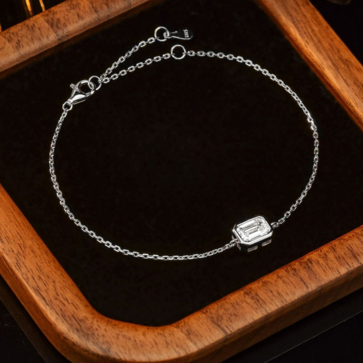 Bracelet en argent 925 à pierre taille émeraude — moissanite sertie clos