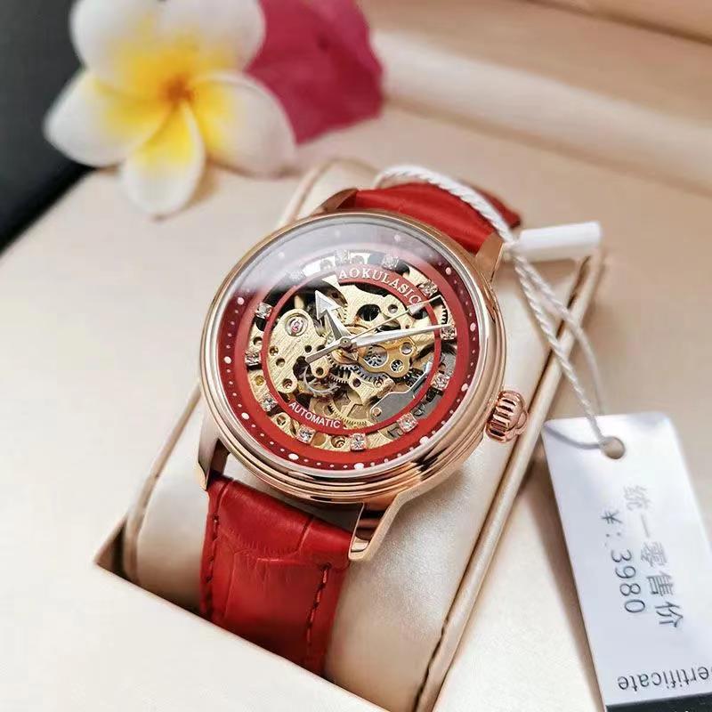 Montre femme mécanique à cadran squelette et bracelet cuir — coloris