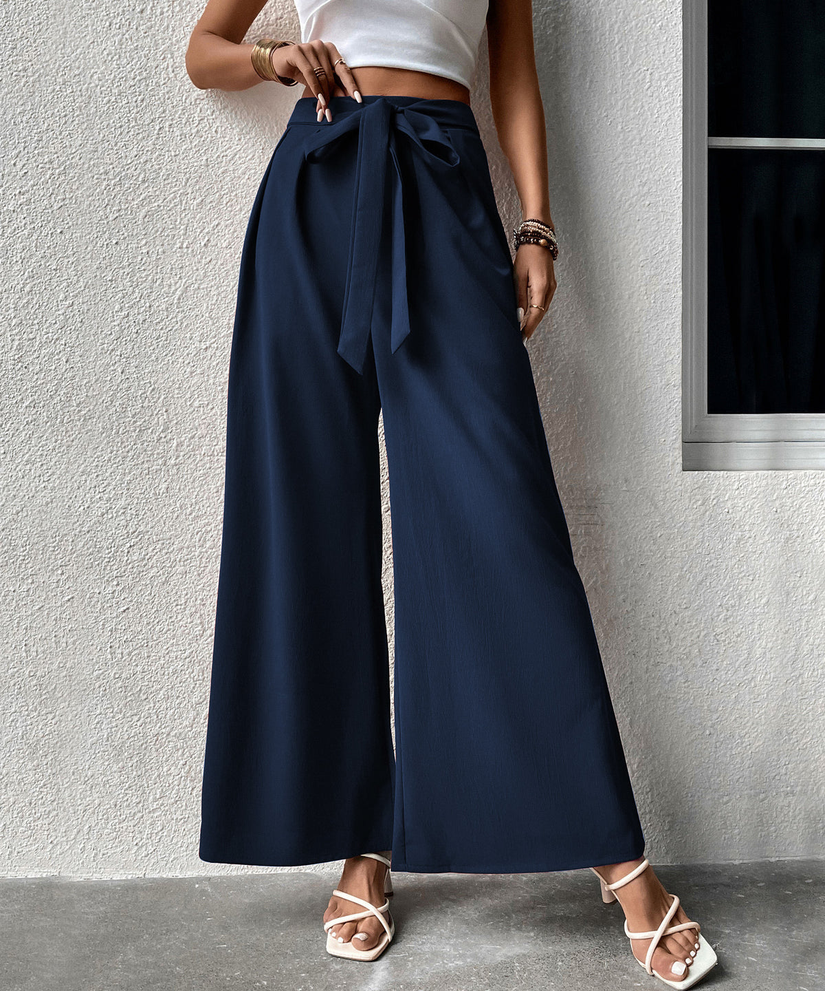 Pantalon large taille haute à ceinture nouée — tissu fluide