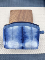 Porte-monnaie en toile teinte indigo — motif noué à la main — coloris