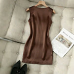 Robe courte moulante en satin, col V croisé