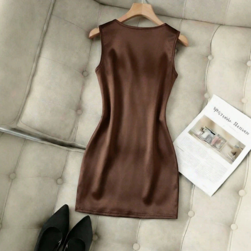 Robe courte moulante en satin, col V croisé